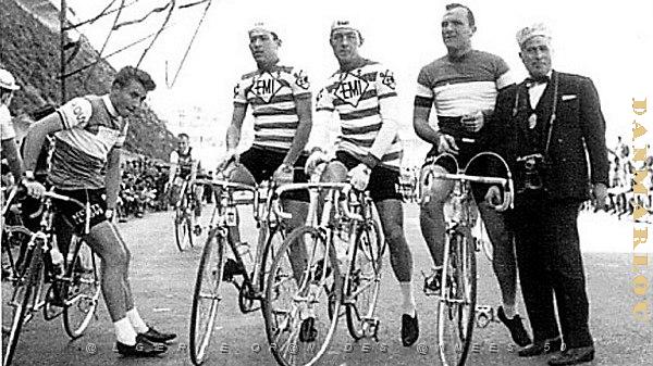 CYCLISME CRITERIUM D ORAN AVEC JACQUES ANQUETIL ET BEBERT SEBAN PHOTOGRAPHE.jpg